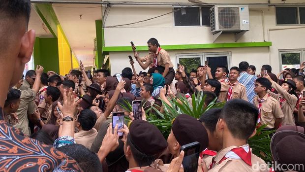Suasana kunjungan Wakil Presiden Republik Indonesia Gibran Rakabuming Raka di SMKN 7 Semarang, Jumat (22/11/2024).