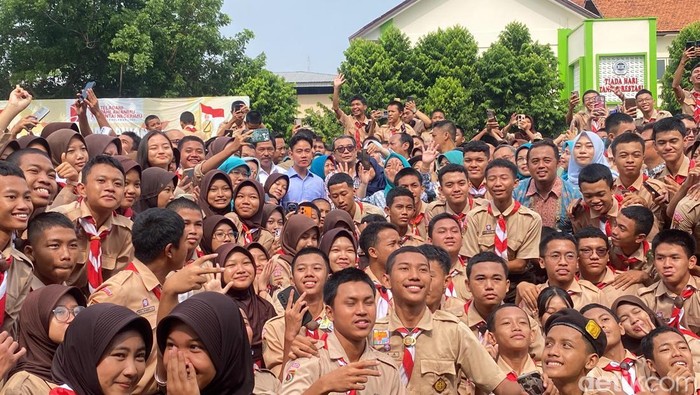 Suasana kunjungan Wakil Presiden Republik Indonesia Gibran Rakabuming Raka di SMKN 7 Semarang, Jumat (22/11/2024).