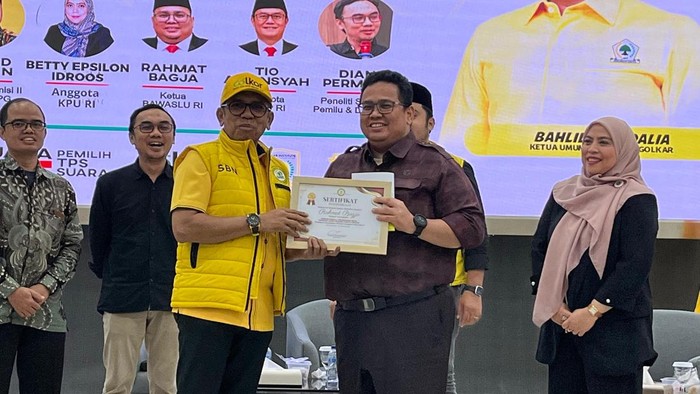 Hari pencoblosan Pilkada 2024 akan dilakukan serentak pada 27 November 2024. Partai Golkar meluncurkan sebuah buku panduan untuk saksi di Pilkada 2024.