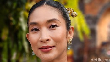 Memotret Happy Salma menggunakan mode portrait Oppo Find X8 Pro. Foto: Adi Fida Rahman/detikINET