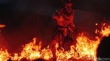 Mengabadikan tari kecak...Foto: Adi Fida Rahman/detikINET