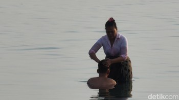 Mengabadikan warga setempat melakukan ritual pagi di Pantai Sanur menggunakan kemampuan zoom 10x. Foto: Adi Fida Rahman/detikINET