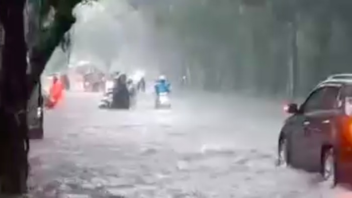 Hujan deras mengguyur wilayah Bintaro di Tangsel dan Jaksel. Banjir dan genangan sempat muncul ketika hujan deras turun. (dok Pribadi/IG @solitairemotorsportbintaro)