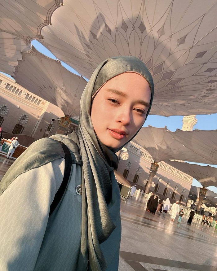 Inara Rusli Umrah