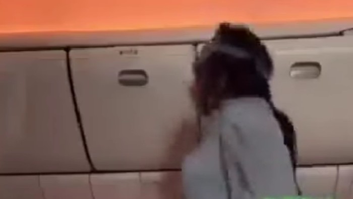 Influencer olahraga di dalam pesawat.