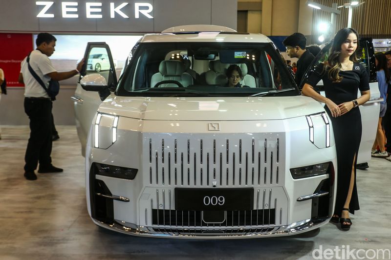 Zeekr resmi meluncurkan dua produk mobil listrik premiumnya di ajang Gaikindo Jakarta Auto Week (GJAW) 2024, ICE, BSD-City, Tangerang. Model Zeekr X ditawarkan dengan harga indikatif antara Rp 1,1 - 1,3 milyar. Sementara buat model Zeekr 009 ditawarkan dengan harga indikatif antara Rp. 2,25 - 2,7 miliar.