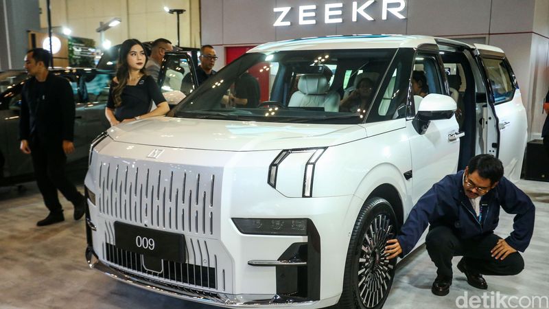 Zeekr resmi meluncurkan dua produk mobil listrik premiumnya di ajang Gaikindo Jakarta Auto Week (GJAW) 2024, ICE, BSD-City, Tangerang. Model Zeekr X ditawarkan dengan harga indikatif antara Rp 1,1 - 1,3 milyar. Sementara buat model Zeekr 009 ditawarkan dengan harga indikatif antara Rp. 2,25 - 2,7 miliar.