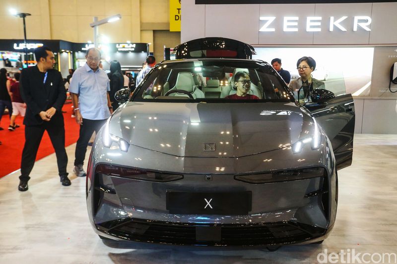 Zeekr resmi meluncurkan dua produk mobil listrik premiumnya di ajang Gaikindo Jakarta Auto Week (GJAW) 2024, ICE, BSD-City, Tangerang. Model Zeekr X ditawarkan dengan harga indikatif antara Rp 1,1 - 1,3 milyar. Sementara buat model Zeekr 009 ditawarkan dengan harga indikatif antara Rp. 2,25 - 2,7 miliar.