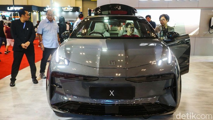 Ini Tampang Mobil Zeekr yang Dibanderol Mulai Rp 1 Miliaran Zeekr resmi meluncurkan dua produk mobil listrik premiumnya di ajang Gaikindo Jakarta Auto Week (GJAW) 2024, ICE, BSD-City, Tangerang. Model Zeekr X ditawarkan dengan harga indikatif antara Rp 1,1 - 1,3 milyar. Sementara buat model Zeekr 009 ditawarkan dengan harga indikatif antara Rp. 2,25 - 2,7 miliar.