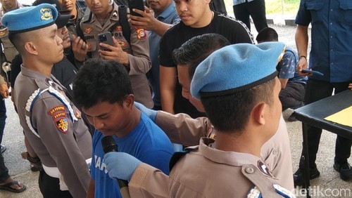 Iwan, pelaku penusukan tiga warga saat kampanye akbar paslon Man-Feri di Bima dihadirkan saat konferensi pers di Mapolres Bima Kota. (Foto: Rafiin/detikBali)