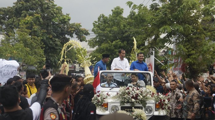 Jokowi & Luthfi-Yasin Pawai di Klaten, Bagi-bagi Kaus buat Masyarakat