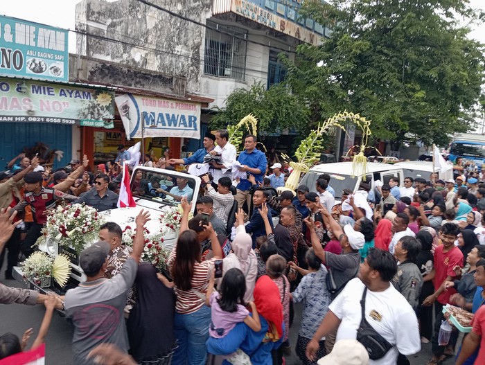 Jokowi & Luthfi-Yasin Pawai di Klaten, Bagi-bagi Kaus buat Masyarakat