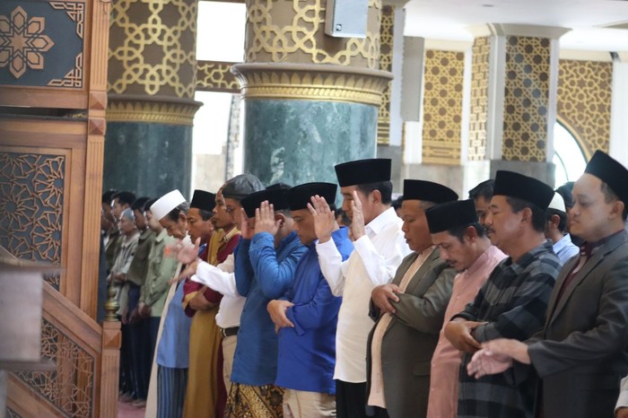 Jokowi salat Jumat bareng Ahmad Luthfi-Taj Yasin