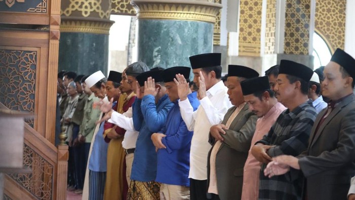 Jokowi salat Jumat bareng Ahmad Luthfi-Taj Yasin
