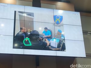AKP Dadang Penembak Polisi Tak Diborgol-Merokok saat Diperiksa