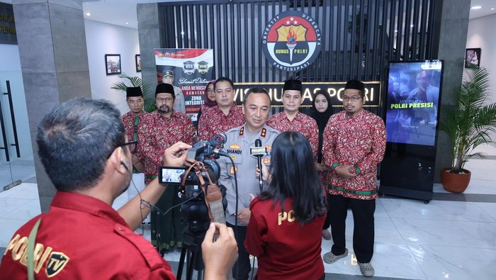Kadiv Humas Berangkatkan Personel-Jurnalis Ibadah Umrah