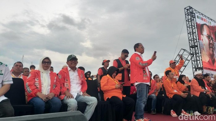 Kampanye akbar paslon gubernur Sulsel nomor urut 1, Danny Pomanto-Azhar Arsyad (DIA) di Lapangan Tugu MNEK, Makassar.