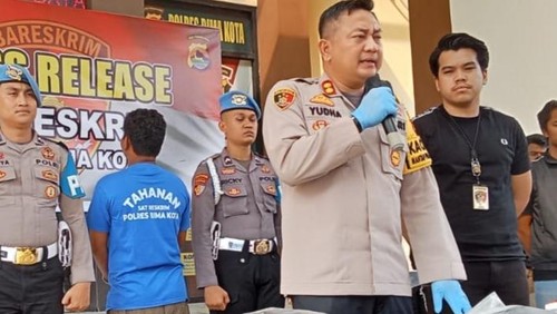 Kapolres Bima Kota, AKBP Yudha Pranata, saat konferensi pers insiden penusukan warga saat menghadiri kampanye calon wali kota dan wakil wali kota Bima Man-Feri di Mapolres Bima Kota Bima, Jumat (22/11/2024) sore.