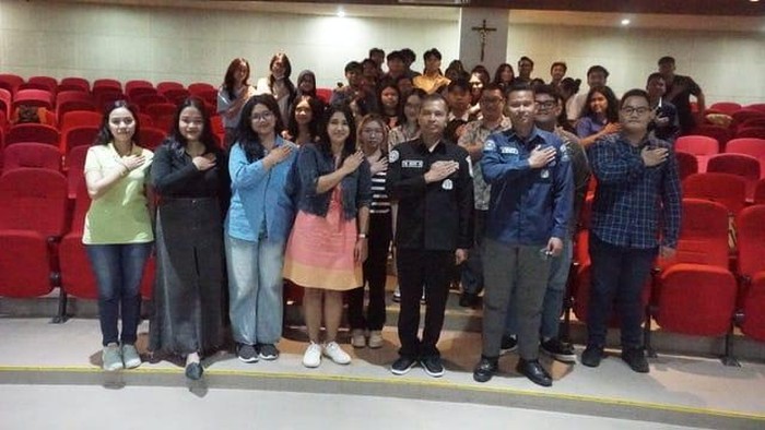 Kasi Humas Polresta Sidoarjo Iptu Tri Novi Handono saat di kampus Universitas Katolik Widya Mandala Surabaya