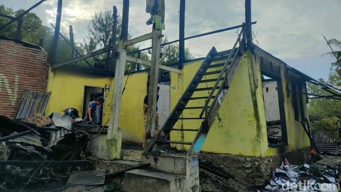 Kebakaran rumah warga di Polman.