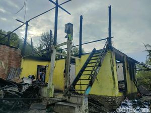 Kebakaran Rumah di Polman Diduga Akibat Korsleting, 2 Korban Dilarikan ke RS