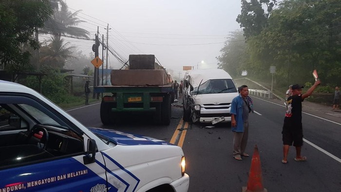Kondisi minibus dan truk yang terlibat kecelakaan di Jalan Wates-Jogja, ruas Sentolo, Kulon Progo, Jumat (22/11/2024).