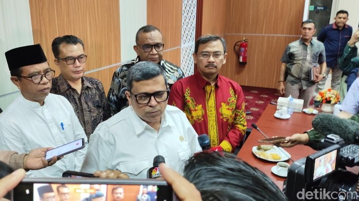 Kepala BPJPH Haikal Hassan (baju putih, tengah) dan Wakil Kepala BPJPH Afriansyah Noor (berkacamata, batik hitam)