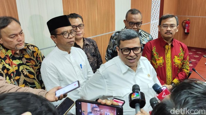 Kepala BPJPH Haikal Hassan dalam acara Coffee Morning di Gedung BPJPH, Jumat (22/11/2024)