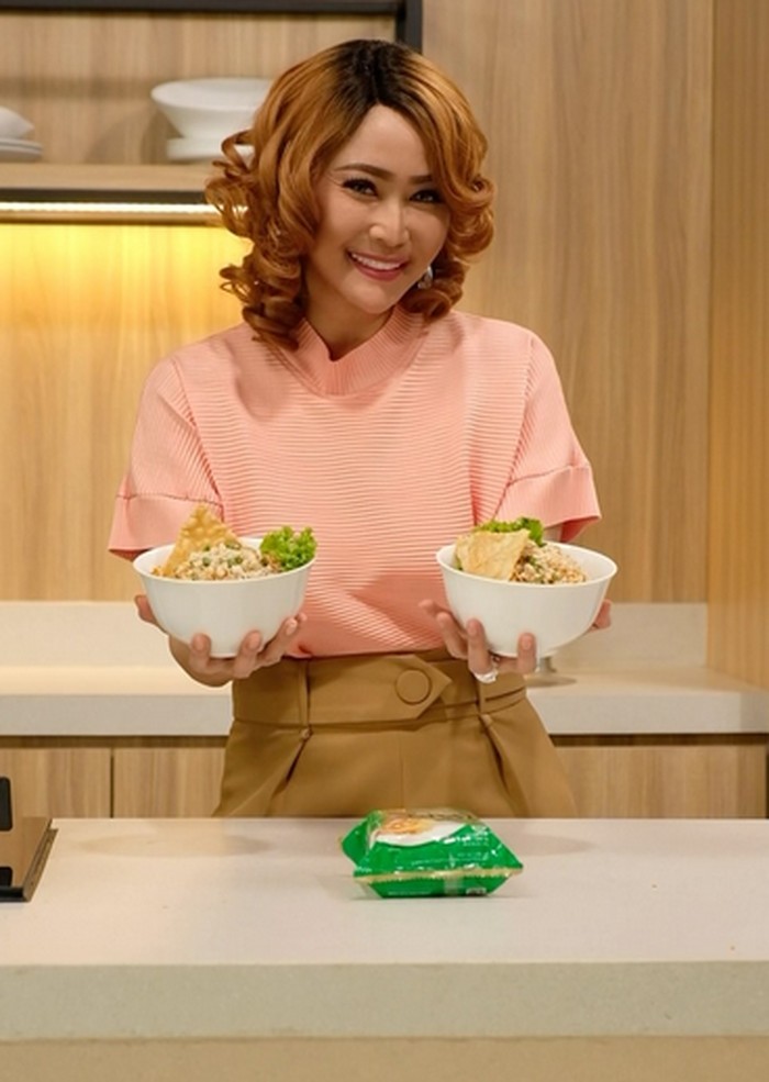 Keseruan Inul Daratista Masak hingga Buat Kue di Rumah