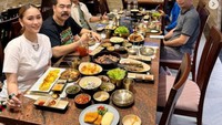 Selain jadi penyanyi dangdut yang sukses, Inul juga dikenal sebagai pengusaha yang memiliki bisnis restoran Korea. Ini potretnya saat Inul makan di restonya. Foto: Instagram @inul.d