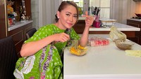 Menurut Inul salah satu yang membuat rasa makanan lebih enak adalah ketika ia bisa angkat kaki sambil makan. Foto: Instagram @inul.d