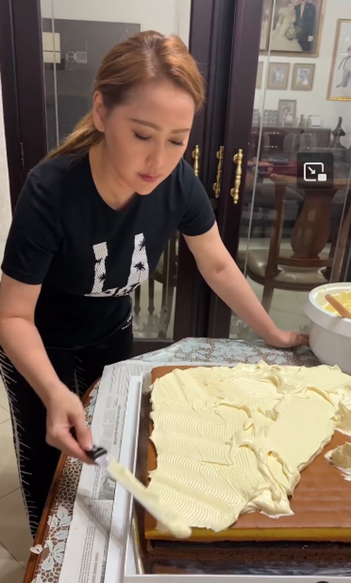 Keseruan Inul Daratista Masak hingga Buat Kue di Rumah Keseruan Inul Daratista Masak hingga Buat Kue di Rumah