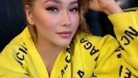 Baru-baru ini Inul Daratista mengungkapkan kekecewaannya terhadap mantan OB (Office Boy) yang telah bekerja lama bersamanya tapi nyatanya diketahui membawa kabur mobil dan mencuri uang. Foto: Instagram @inul.d