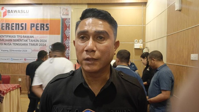 Ketua Bawaslu NTT, Nonato Sarmento, saat diwawancarai detikBali di Kupang, NTT. (Simon Selly/detikBali)