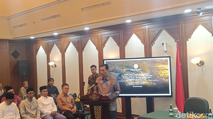 Ketua Dewan Ekonomi Nasional Luhut Binsar Pandjaitan dalam acara Humanitarian Islam dan Pendekatan Agama Terhadap Perdamaian di Timur Tengah di kantor PBNU, Jakarta Pusat, Jumat (22/11/2024).