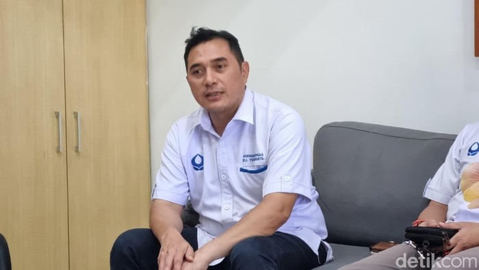 Ketua Hiswana Migas DIY Aryanto Sukoco dan pengurus, Jumat (22/11/2024).
