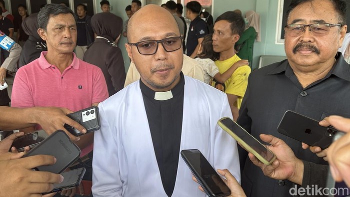 Ketua Majelis Jemaat GPIB Padang, Pdt.Salmon Leatemia. (Jeka Kampai/detikSumut)