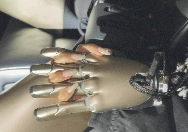 Di salah satu foto, tangan Kim dan tangan robot saling menggenggam. Pemotretan ini dinilai aneh oleh netizen, seolah Kim memiliki hubungan intim dengan robot tersebut.  Foto: dok. Instagram @kimkardashian