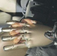 Di salah satu foto, tangan Kim dan tangan robot saling menggenggam. Pemotretan ini dinilai aneh oleh netizen, seolah Kim memiliki hubungan intim dengan robot tersebut.  Foto: dok. Instagram @kimkardashian