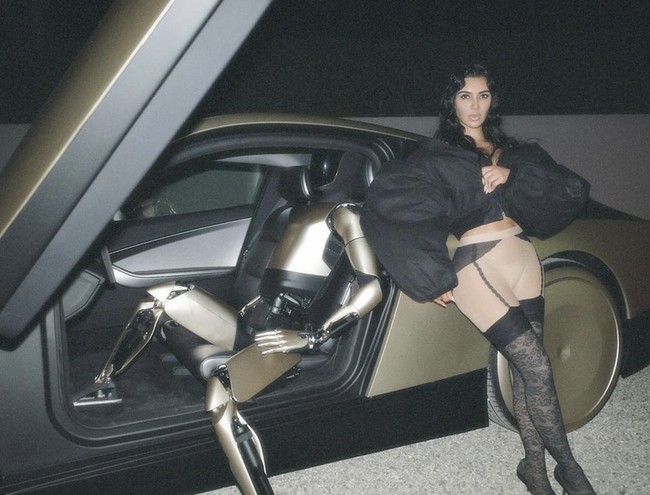 Kim Kardashian melakukan pemotretan bersama robot keluaran Tesla milik Elon Musk. Tesla Optimus Robot merupakan robot humanoid yang harganya diperkirakan US$30.000 atau sekitar Rp 450 juta. Foto: dok. Instagram @kimkardashian