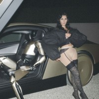 Kim Kardashian melakukan pemotretan bersama robot keluaran Tesla milik Elon Musk. Tesla Optimus Robot merupakan robot humanoid yang harganya diperkirakan US$30.000 atau sekitar Rp 450 juta. Foto: dok. Instagram @kimkardashian