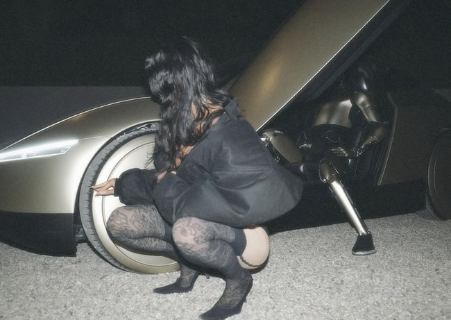 Interaksinya itu mendapat perhatian netizen. Banyak yang menggoda Kim tentang kemungkinan menjadikan robot itu pacarnya. “Hey Kim, selamat menemukan pacar yang low maintenance! Dia tidak makan, tidur, atau lupa menutup toilet. #RobotRomance #LoveConquersTech,” komentar netizen. Foto: dok. Instagram @kimkardashian