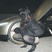 Interaksinya itu mendapat perhatian netizen. Banyak yang menggoda Kim tentang kemungkinan menjadikan robot itu pacarnya. “Hey Kim, selamat menemukan pacar yang low maintenance! Dia tidak makan, tidur, atau lupa menutup toilet. #RobotRomance #LoveConquersTech,” komentar netizen. Foto: dok. Instagram @kimkardashian