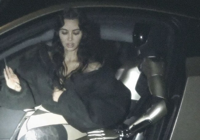 “Kenapa dia terlihat punya hubungan intim dengan robot itu,” komentar netizen. “Kenapa dia menjadikan robot itu objek seksual?” sindir netizen lain. Foto: dok. Instagram @kimkardashian