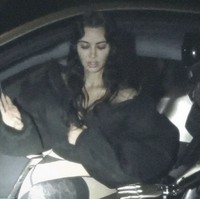 “Kenapa dia terlihat punya hubungan intim dengan robot itu,” komentar netizen. “Kenapa dia menjadikan robot itu objek seksual?” sindir netizen lain. Foto: dok. Instagram @kimkardashian