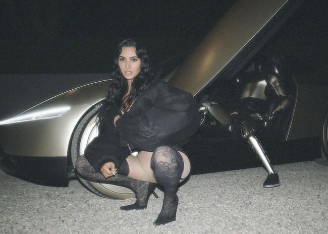 Tak hanya bersama robot, di pemotretan tersebut juga ada mobil Tesla Model S. Dalam salah satu fotonya, Kim berjongkok di sambil mobil tersebut, sementara sang robot ada di dalam kemudi. Foto: dok. Instagram @kimkardashian