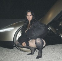 Tak hanya bersama robot, di pemotretan tersebut juga ada mobil Tesla Model S. Dalam salah satu fotonya, Kim berjongkok di sambil mobil tersebut, sementara sang robot ada di dalam kemudi. Foto: dok. Instagram @kimkardashian