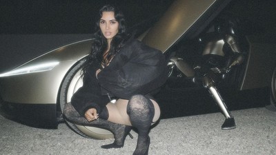 Foto: Gaya Seksi Kim Kardashian Bareng Robot Elon Musk Seharga Rp 450 Juta