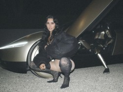 Foto: Gaya Seksi Kim Kardashian Bareng Robot Elon Musk Seharga Rp 450 Juta