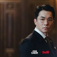 Meski sering bermain sebagai bapak-bapak tapi banyak yang tidak menyangka usia Kim Young Min sebenarnya. Kebanyakan orang mengira ia baru berusia 30 atau paling tidak 40 tahunan. Namun kenyataannya, pemeran Son Je Hyuk dalam The World Of The Married itu kini sudah menginjak usia 54 tahun. Banyak netizen terkejut karena ia tampak lebih muda paling tidak 20 tahun. Foto: Instagram tvN